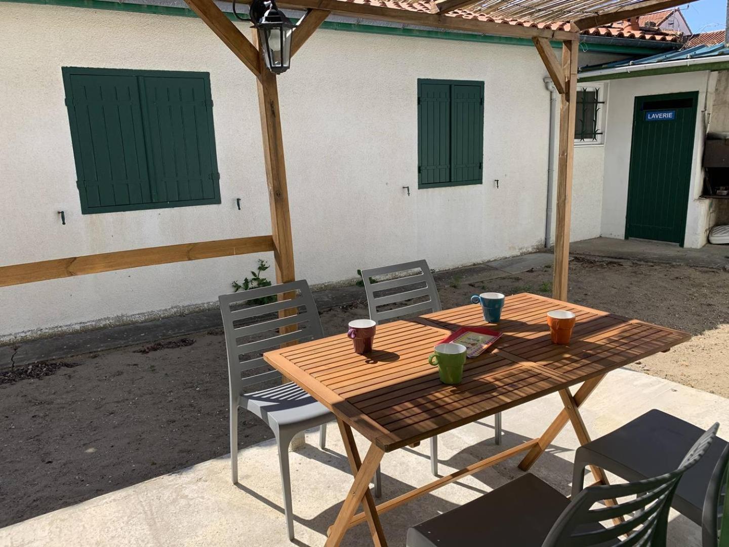 St Georges De Didonne - Agreable Petite Maison Avec Cour - 1 Chambre Сен-Жорж-де-Дідонн Екстер'єр фото