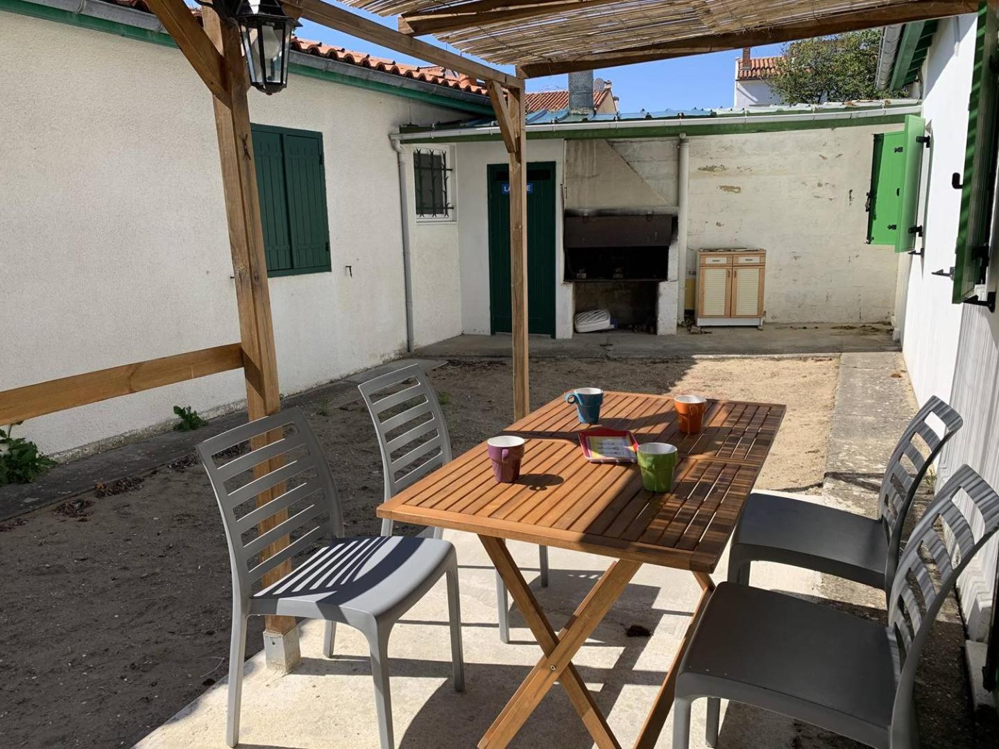 St Georges De Didonne - Agreable Petite Maison Avec Cour - 1 Chambre Сен-Жорж-де-Дідонн Екстер'єр фото