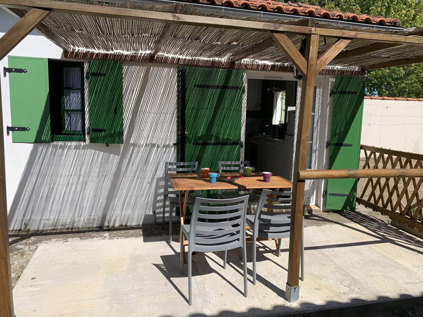St Georges De Didonne - Agreable Petite Maison Avec Cour - 1 Chambre Сен-Жорж-де-Дідонн Екстер'єр фото